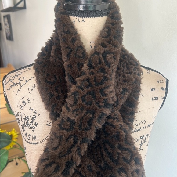 Tasha Polizzi Faux Fur Leopard Print Wrap - Picture 2 of 7